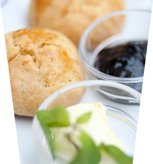 生地にこだわった焼きたてのスコーンを富岡町近隣で栽培されている果物で作った甘味たっぷりのジャムで楽しむ。